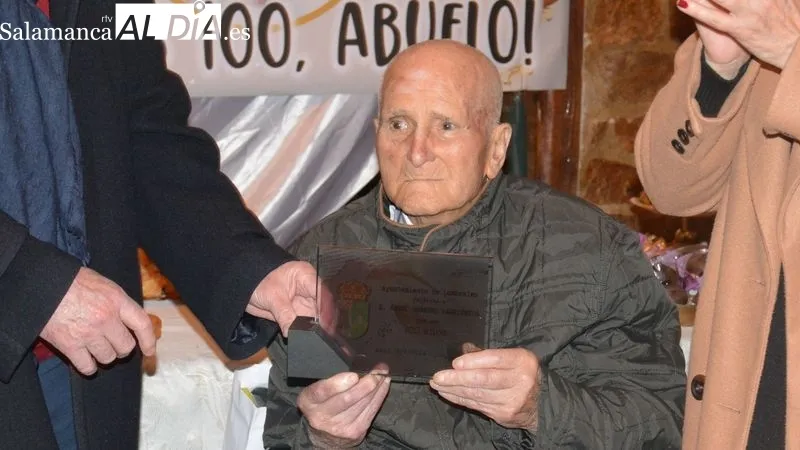 Foto 3 - &Aacute;ngel Herrero Barrientos recibe un emotivo homenaje al cumplir los 100 a&ntilde;os de edad en Lumbrales