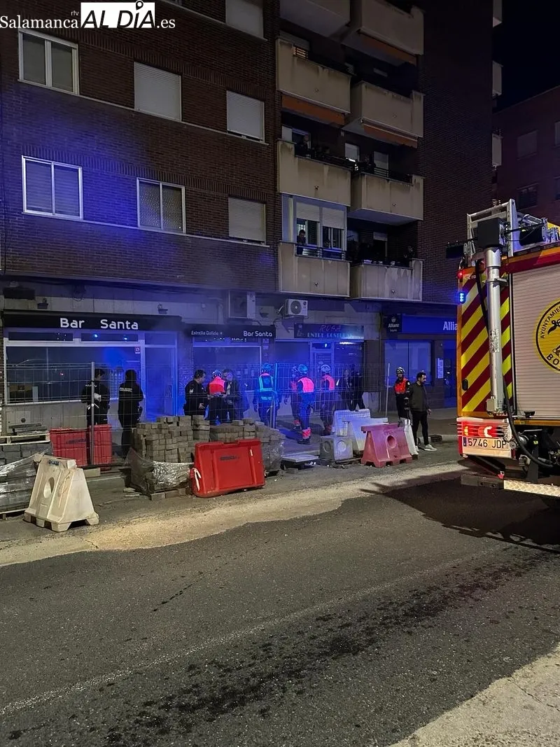 Bomberos y Policía Nacional a las puertas del bar de la carretera de Ledesma