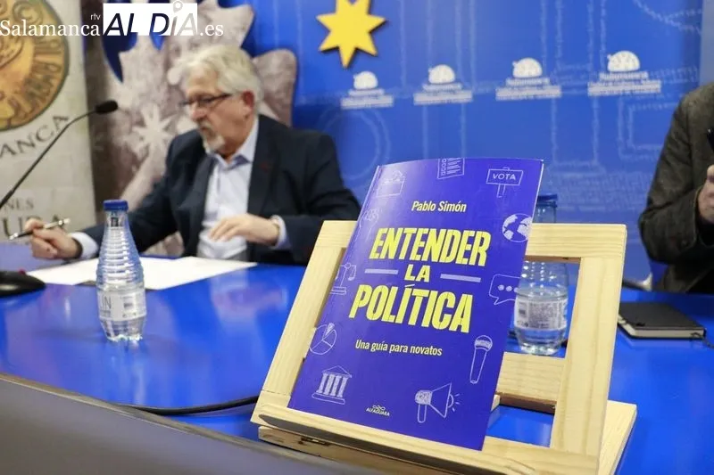 Pablo Simón ha presentado su libro 'Entender la política' en un acto organizado por el Ateneo de Salamanca en el Liceo. Fotos: Raúl Riego
