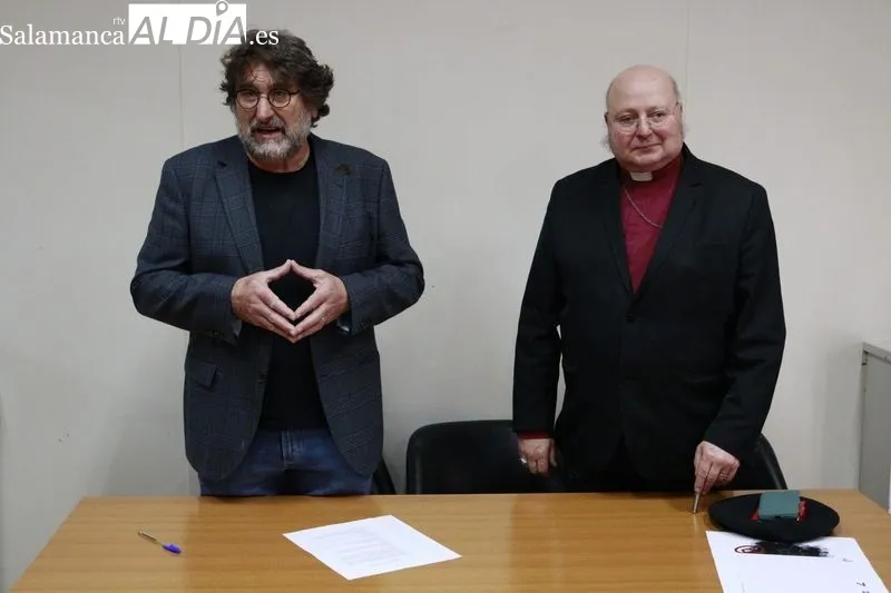 Julio Fernández García, presidente de la Asociación Salamanca por la Memoria y la Justicia, y Carlos López Lozano, obispo anglicano para España de la Iglesia Española Reformada Episcopal. Fotos: Raúl Riego