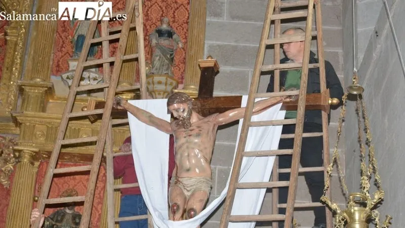 Foto 4 - Lumbrales mantiene el tradicional acto del Descendimiento de la Cruz el Viernes Santo