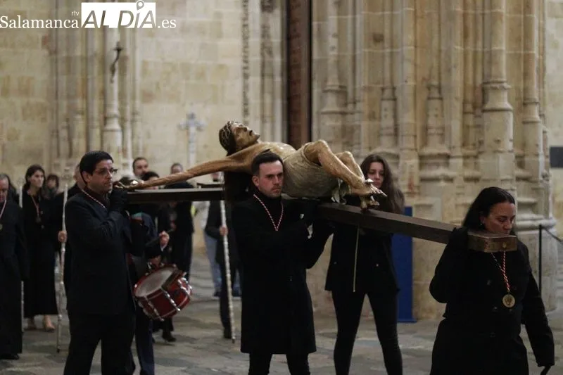 Tradicional acto del ‘Poeta ante la cruz’ con Mónica Velasco, el Coro Francisco Salinas y Alberto Iglesias al órgano. Fotos: Raúl Riego