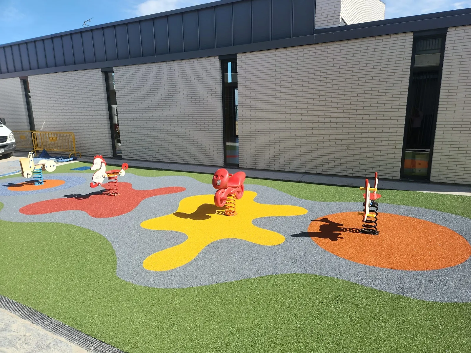 Nuevos juegos infantiles en el CRA María Moliner de Castellanos de Moriscos