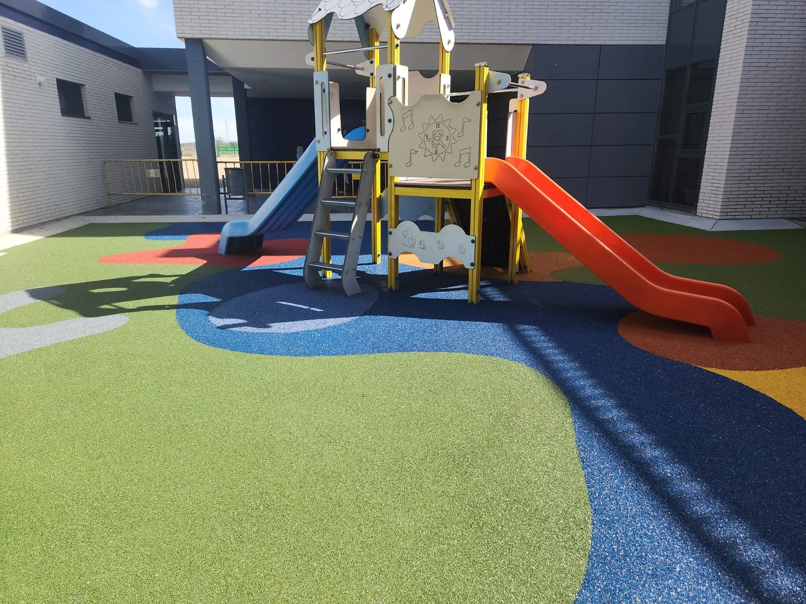 Nuevos juegos infantiles en el CRA María Moliner de Castellanos de Moriscos