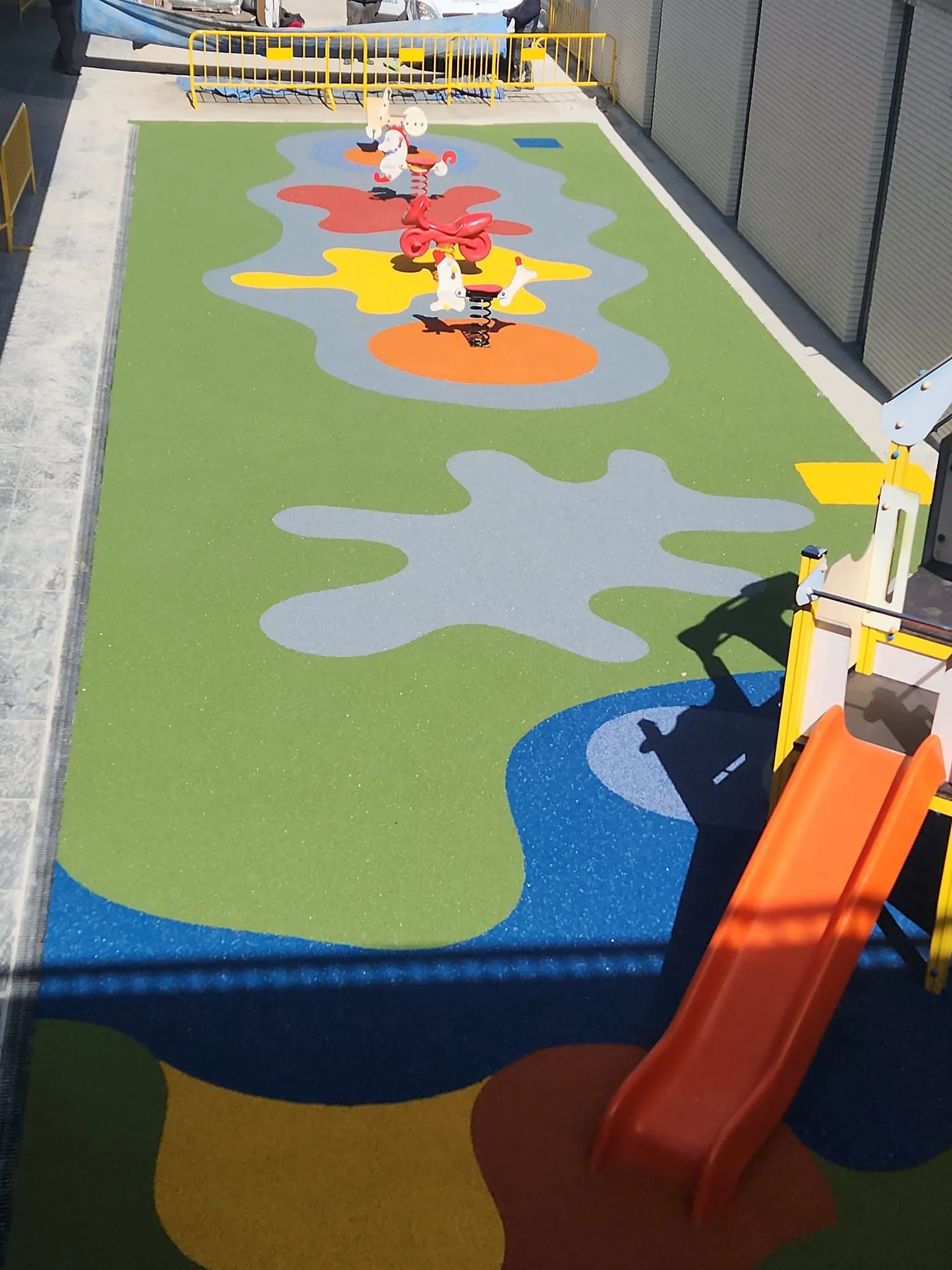 Nuevos juegos infantiles en el CRA María Moliner de Castellanos de Moriscos