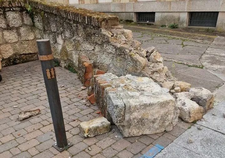 Foto 4 - Un cami&oacute;n de la basura derriba uno de los extremos del muro del Campo del Pozo