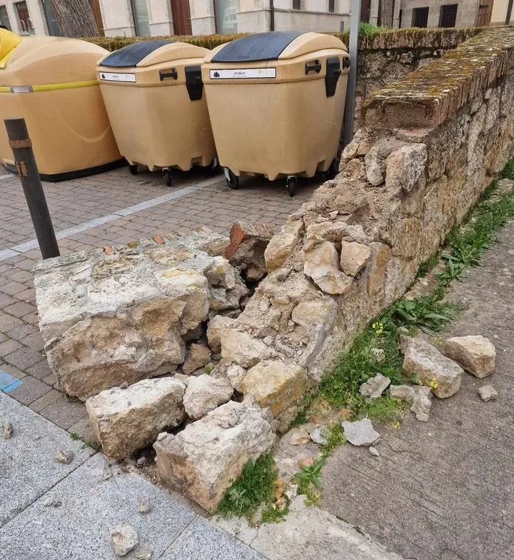 Foto 3 - Un cami&oacute;n de la basura derriba uno de los extremos del muro del Campo del Pozo