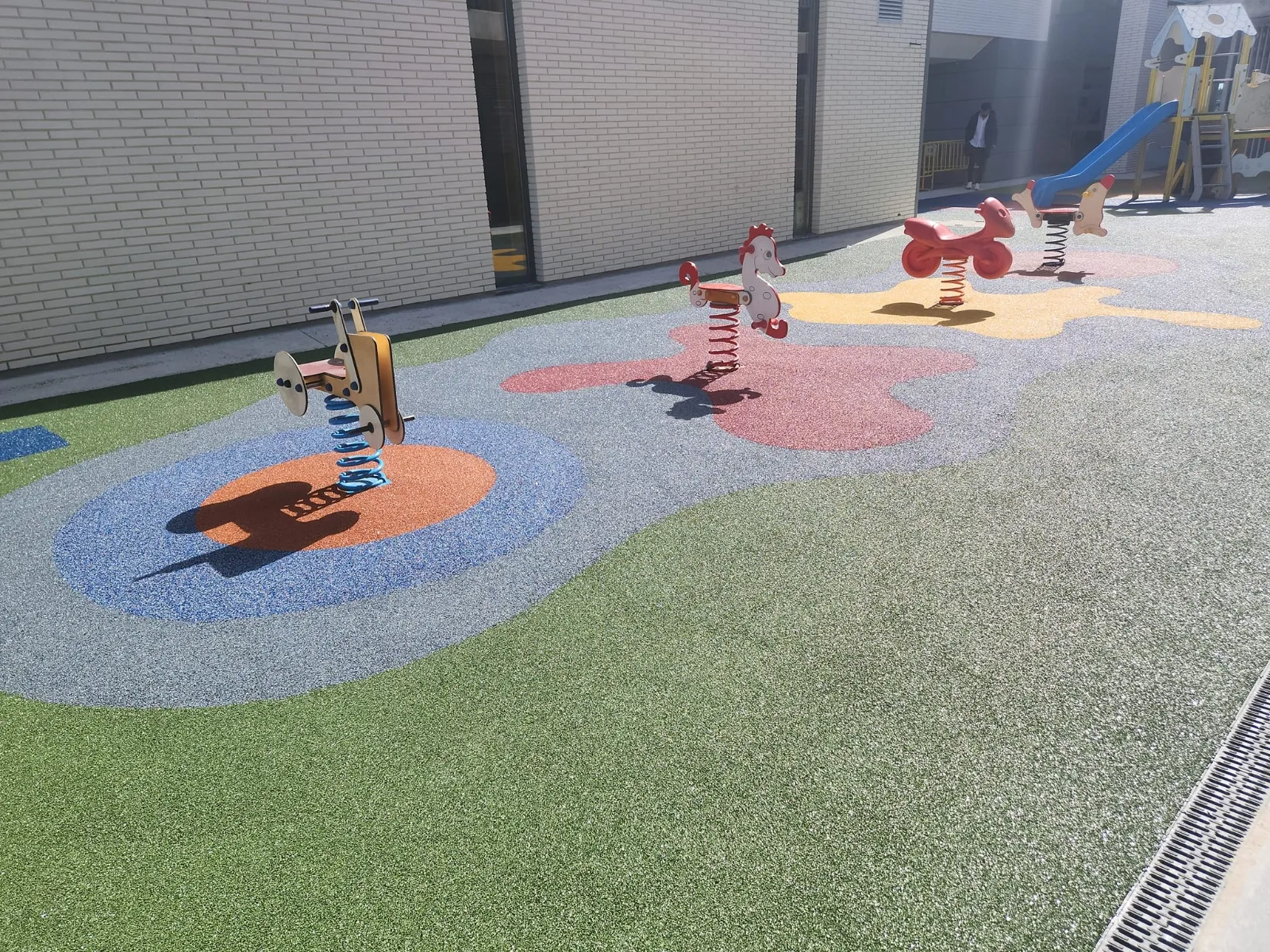 Nuevos juegos infantiles en el CRA María Moliner de Castellanos de Moriscos