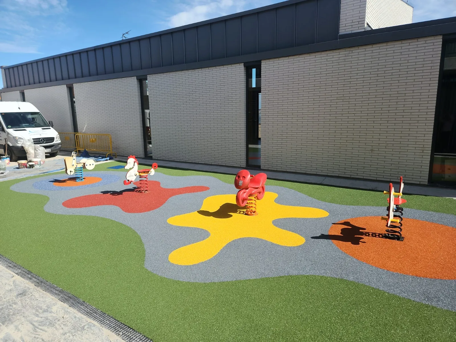 Nuevos juegos infantiles en el CRA María Moliner de Castellanos de Moriscos