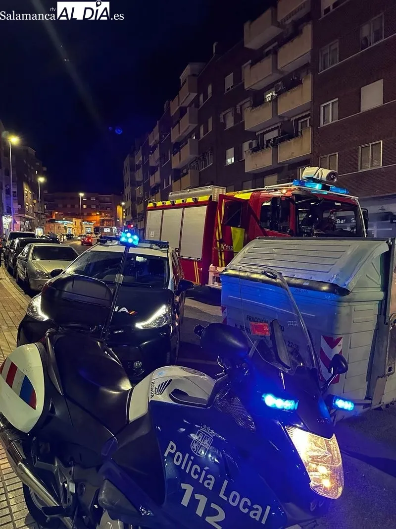 Bomberos y Policía Nacional a las puertas del bar de la carretera de Ledesma