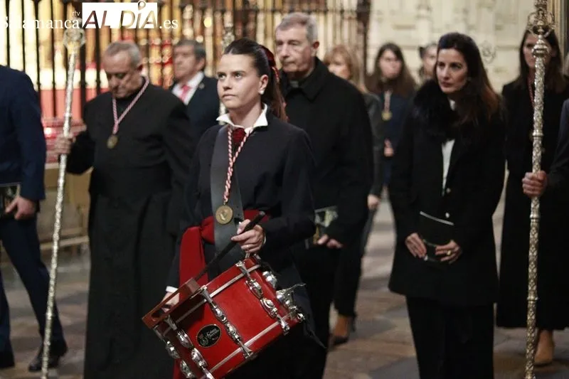 Tradicional acto del ‘Poeta ante la cruz’ con Mónica Velasco, el Coro Francisco Salinas y Alberto Iglesias al órgano. Fotos: Raúl Riego