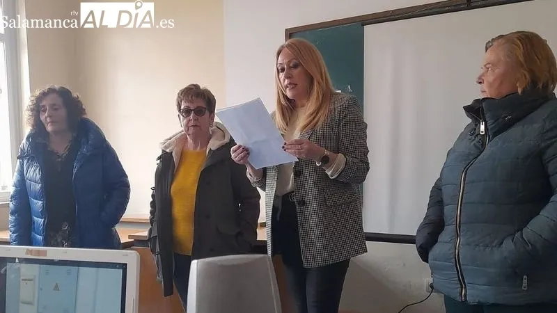 Unas sesenta socias del colectivo femenino de Lumbrales participaron en la reunión
