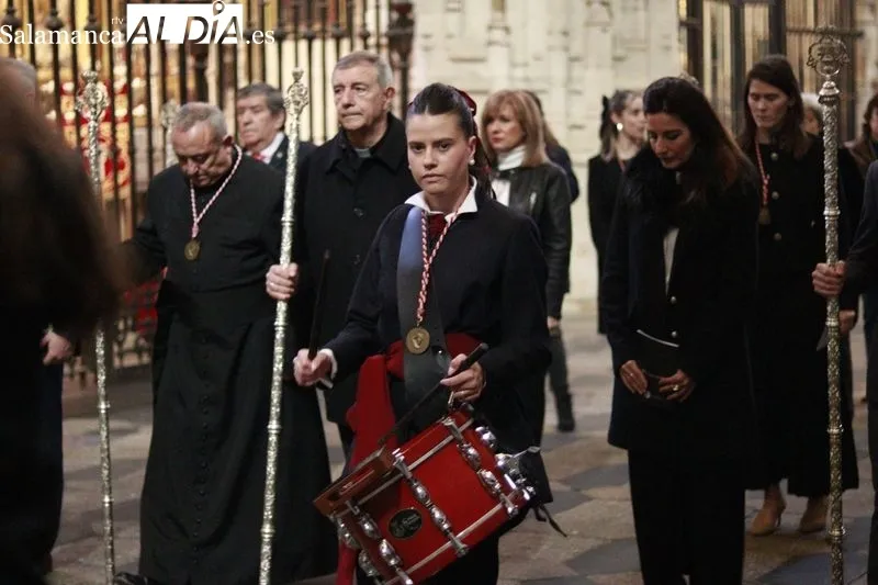 Tradicional acto del ‘Poeta ante la cruz’ con Mónica Velasco, el Coro Francisco Salinas y Alberto Iglesias al órgano. Fotos: Raúl Riego
