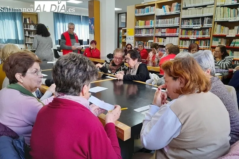 Actividad de Cruz roja Vitigudino en la Biblioteca Municipal con un grupo de mujeres 