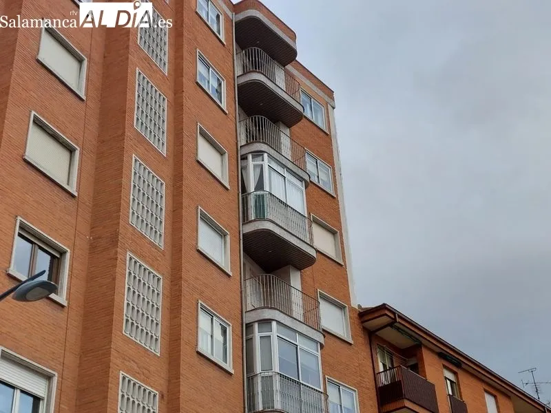 Policías Local y Nacional, así como Bomberos, en la calle Vergara ante el peligro de caída de una parte de la fachada