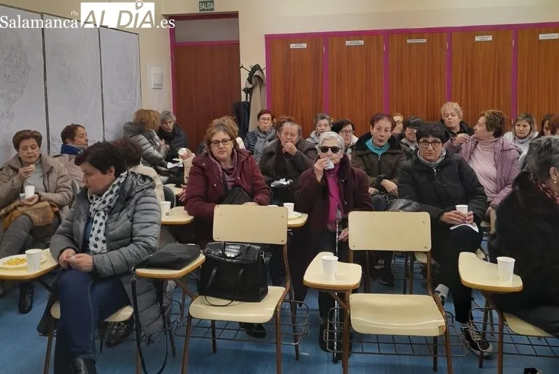 Unas sesenta socias del colectivo femenino de Lumbrales participaron en la reunión