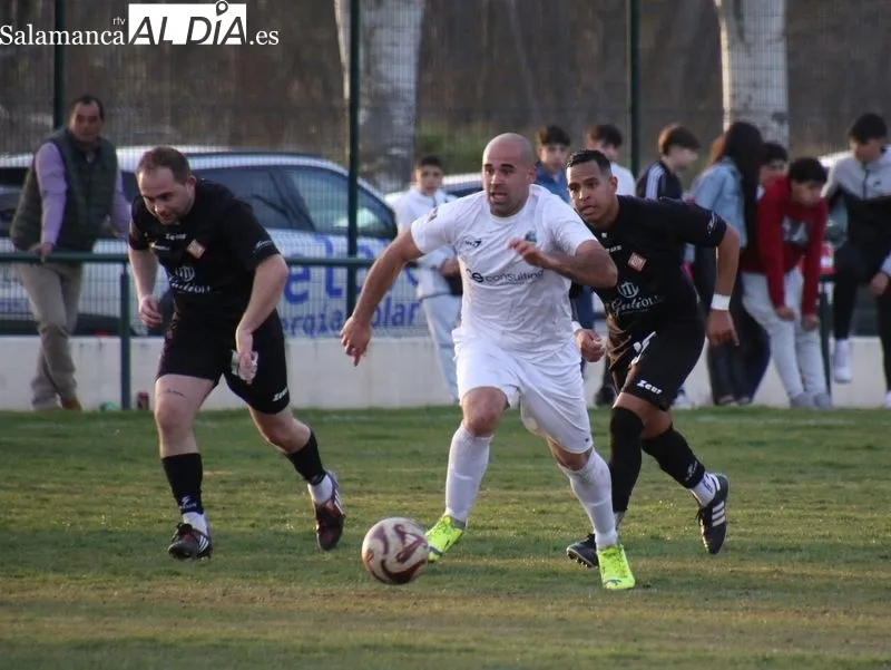 Foto 11 - Reparto de puntos entre Alba de Tormes CF y UD Mirobrigense (1-1)