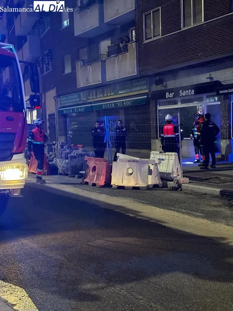 Bomberos y Policía Nacional a las puertas del bar de la carretera de Ledesma