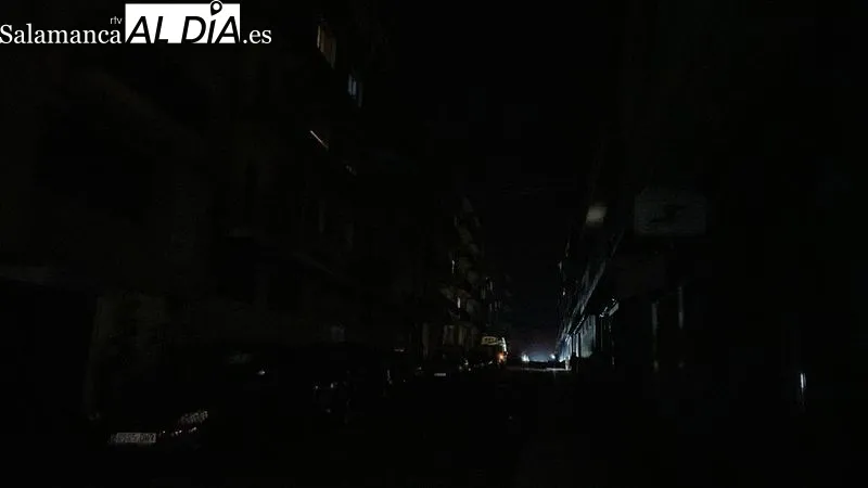 Imágenes de la avenida Filiberto Villalobos y calles aledañas sin iluminación de la vía pública. Fotos: Vanesa Martins