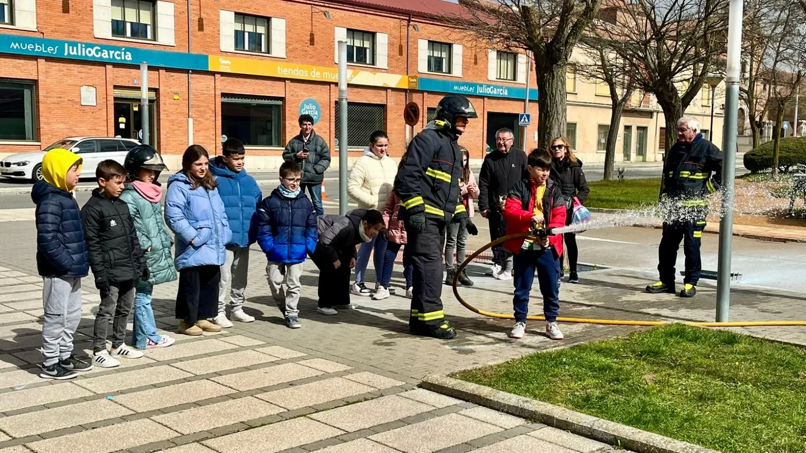 Foto 3 - Los escolares del colegio Miguel de Unamuno se convierten en peque&ntilde;os bomberos pe&ntilde;arandinos