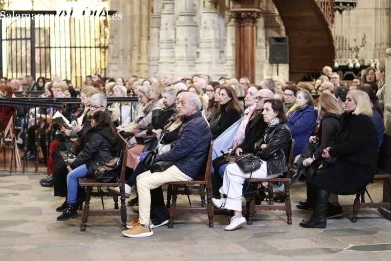 Tradicional acto del ‘Poeta ante la cruz’ con Mónica Velasco, el Coro Francisco Salinas y Alberto Iglesias al órgano. Fotos: Raúl Riego