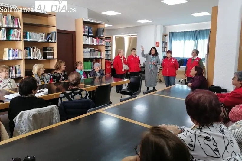 Actividad de Cruz roja Vitigudino en la Biblioteca Municipal con un grupo de mujeres 