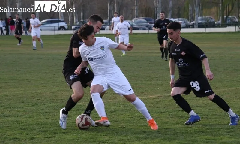Foto 3 - Reparto de puntos entre Alba de Tormes CF y UD Mirobrigense (1-1)
