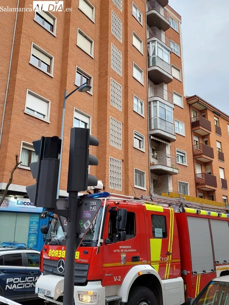 Policías Local y Nacional, así como Bomberos, en la calle Vergara ante el peligro de caída de una parte de la fachada