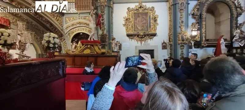 Encuentro de Jesús Resucitado y la Virgen de la Alegría en el interior de la iglesia de la Vera Cruz; y fieles visitando las imágenes. Fotos: Raúl González Riego