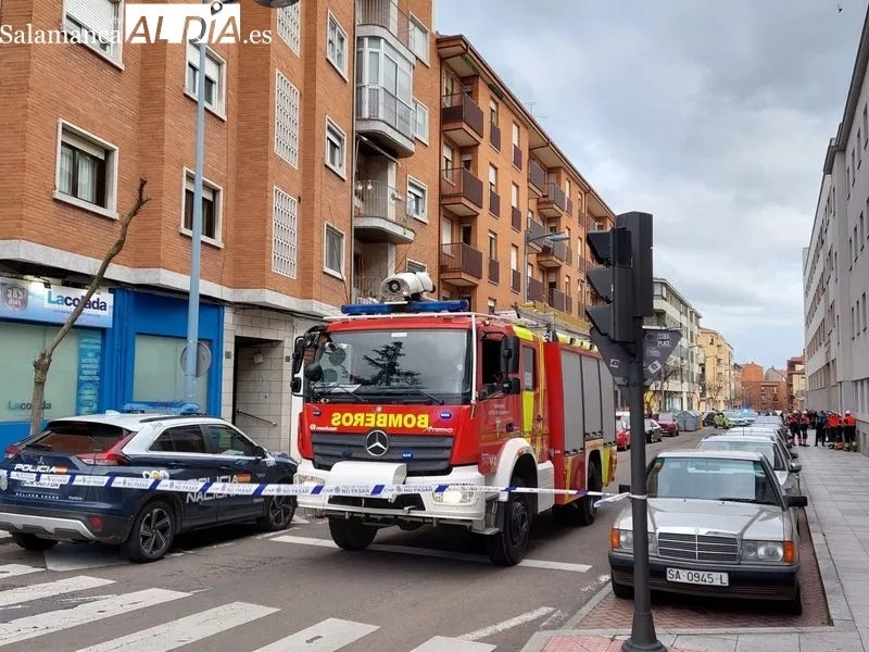 Policías Local y Nacional, así como Bomberos, en la calle Vergara ante el peligro de caída de una parte de la fachada