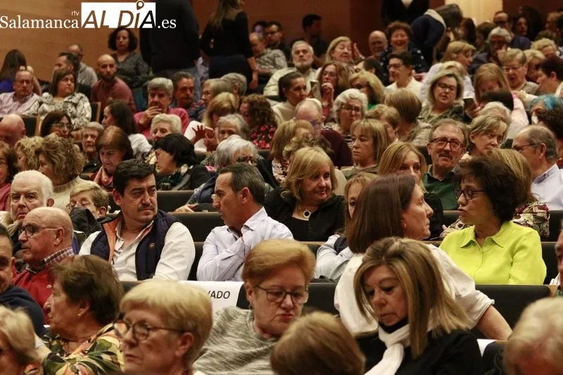 Komo Teatro ha representado en Salamanca 'Aquí va a pasar algo muy gordo'. Fotos: Raúl Riego
