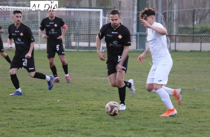 Foto 9 - Reparto de puntos entre Alba de Tormes CF y UD Mirobrigense (1-1)