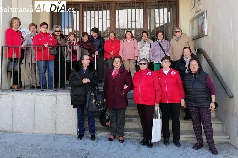 Actividad de Cruz roja Vitigudino en la Biblioteca Municipal con un grupo de mujeres 