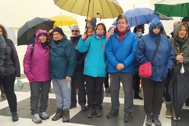 Foto 5 - M&aacute;s de 200 personas desaf&iacute;an a la lluvia y participan en la II Marcha Inclusiva en favor de Aspaym