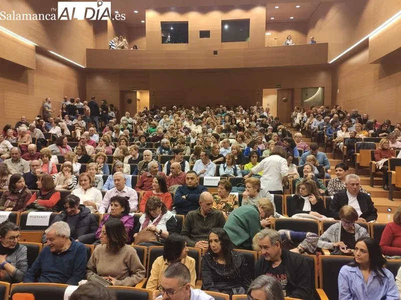 Komo Teatro ha representado en Salamanca 'Aquí va a pasar algo muy gordo'. Fotos: Raúl Riego