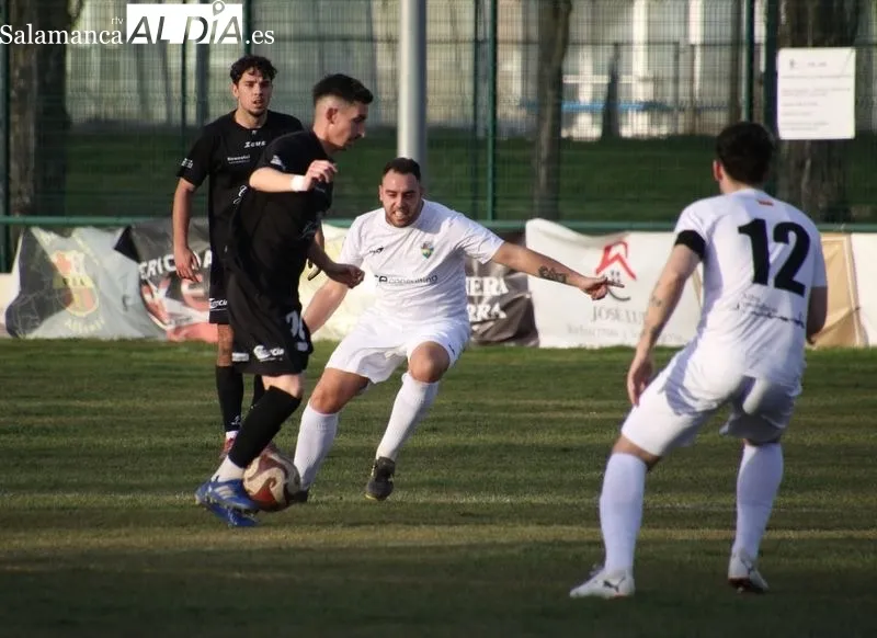 Foto 8 - Reparto de puntos entre Alba de Tormes CF y UD Mirobrigense (1-1)