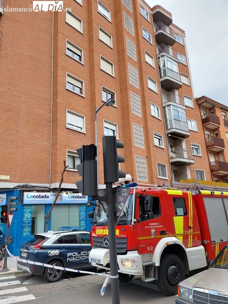 Policías Local y Nacional, así como Bomberos, en la calle Vergara ante el peligro de caída de una parte de la fachada