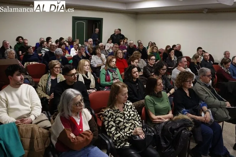 Pablo Simón ha presentado su libro 'Entender la política' en un acto organizado por el Ateneo de Salamanca en el Liceo. Fotos: Raúl Riego