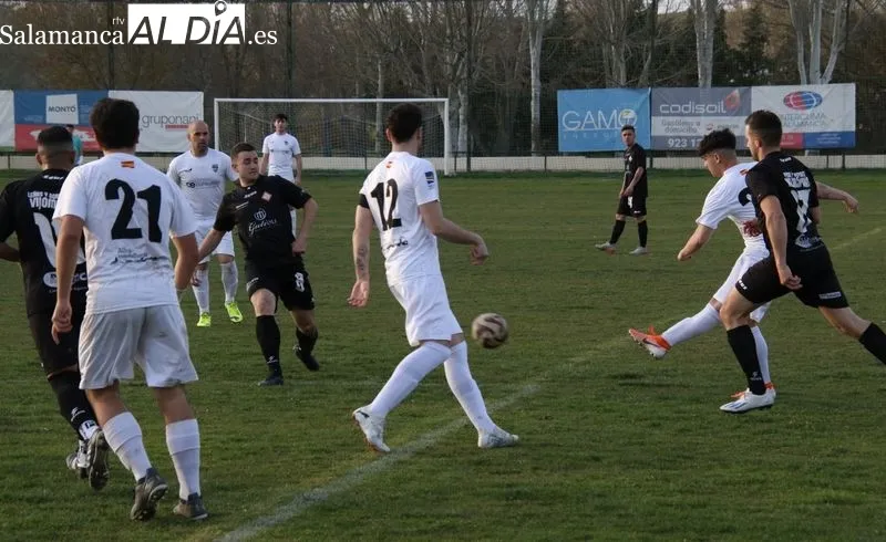 Foto 4 - Reparto de puntos entre Alba de Tormes CF y UD Mirobrigense (1-1)