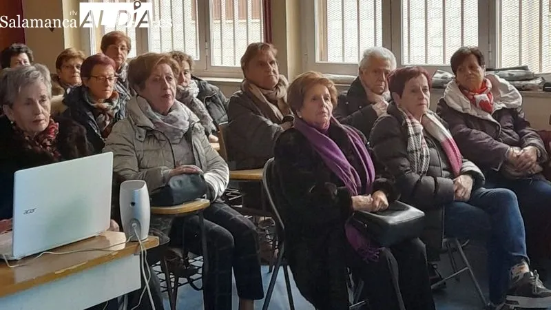 Unas sesenta socias del colectivo femenino de Lumbrales participaron en la reunión