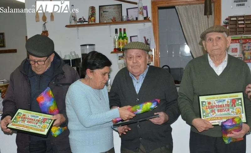 Campeonas y subcampeones recibieron como premio un diploma y embutido 