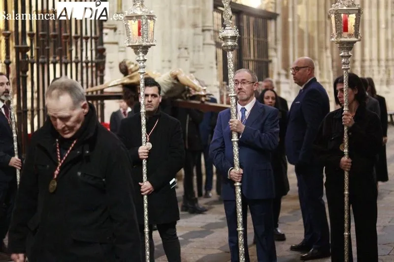Tradicional acto del ‘Poeta ante la cruz’ con Mónica Velasco, el Coro Francisco Salinas y Alberto Iglesias al órgano. Fotos: Raúl Riego