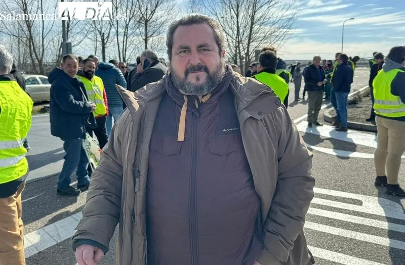 Alberto Sánchez Gómez, agricultor de Almenara de Tormes, en la movilización de Almenara de Tormes. Foto de Raúl Blázquez