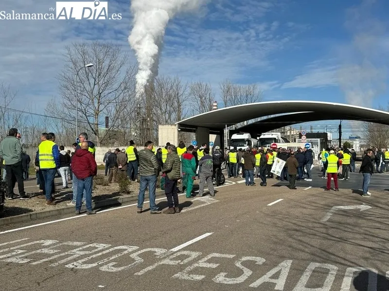 Movilización de agricultores en Babilafuente, junto a la planta de bioetanol. Foto de Raúl Blázquez