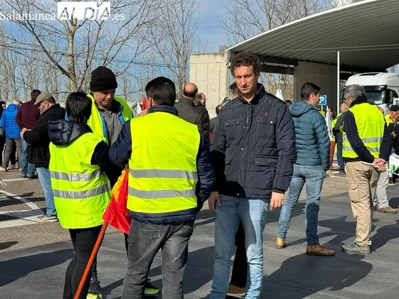 Movilización de agricultores en Babilafuente, junto a la planta de bioetanol. Foto de Raúl Blázquez