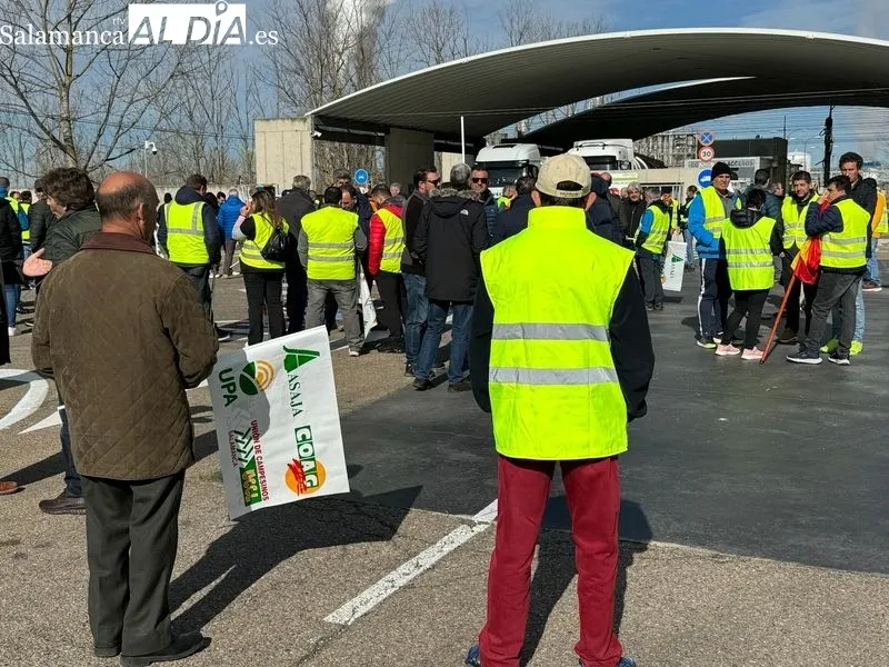 Movilización de agricultores en Babilafuente, junto a la planta de bioetanol. Foto de Raúl Blázquez