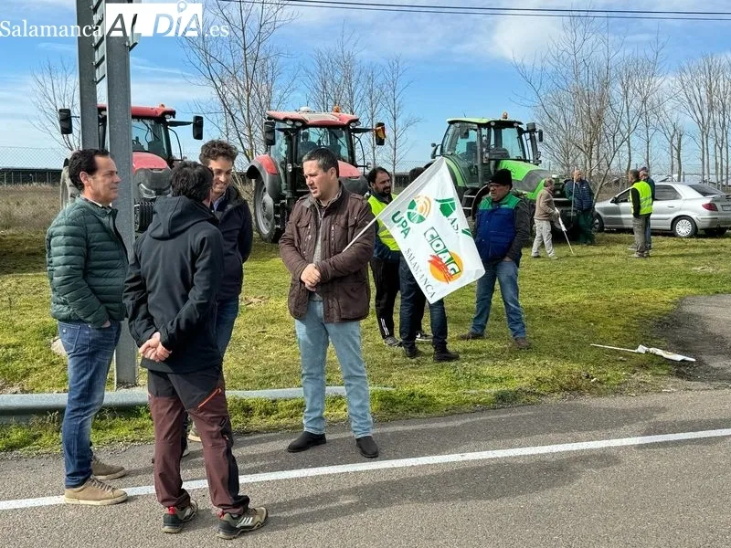 Movilización de agricultores en Babilafuente, junto a la planta de bioetanol. Foto de Raúl Blázquez