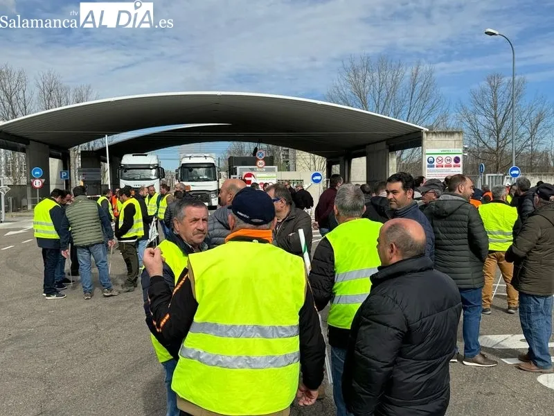 Movilización de agricultores en Babilafuente, junto a la planta de bioetanol. Foto de Raúl Blázquez