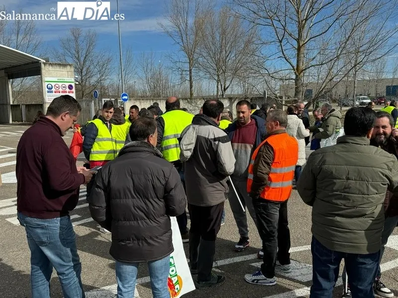 Movilización de agricultores en Babilafuente, junto a la planta de bioetanol. Foto de Raúl Blázquez