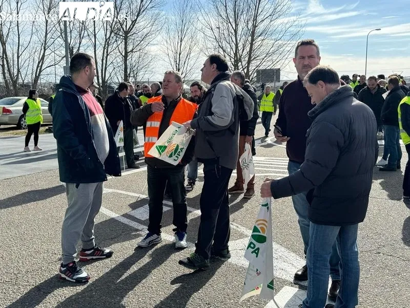 Movilización de agricultores en Babilafuente, junto a la planta de bioetanol. Foto de Raúl Blázquez